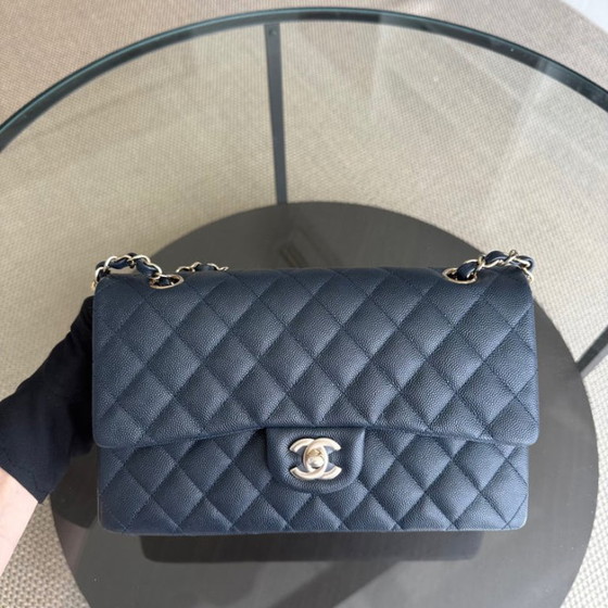 Image 1 of Borsa Chanel Classic Flap Medium - Caviar 25CM trapuntata blu scuro, finiture oro chiaro, serie 26
