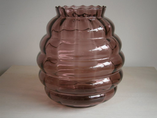 Art Deco Doyen vase, purple glass, 1930s, High 23 cm.