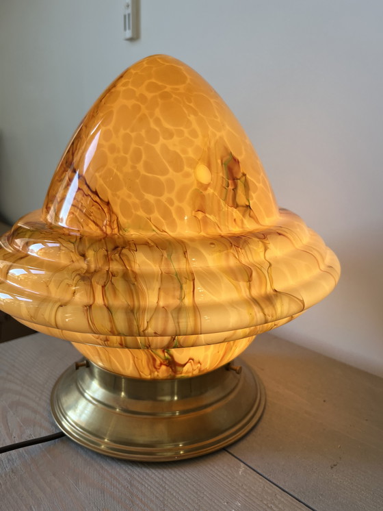 Image 1 of Gemarmerde glazen lamp met messing voet / Murano-stijl / Warme amberkleurige gloed