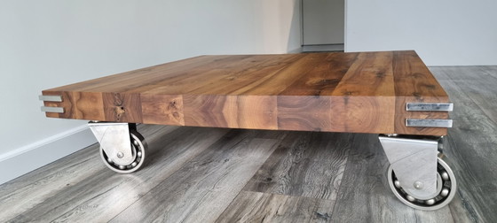 Image 1 of Design Couchtisch Nussbaum