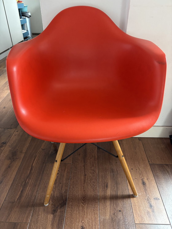 2x Vitra Eames DAW Stoel - Rood – Eetkamerstoelen, Metal, Plastic (photo 3 of 5)