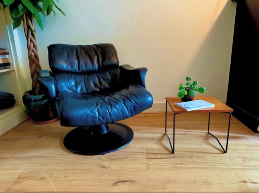 Chaise longue Saturn noire conçue par Yrjö Kukkapuro pour Haimi Finland.