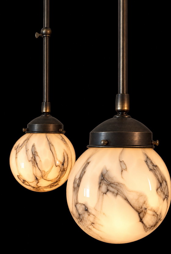 Set Van 2 Vintage Hanglampen Met Gemarmerde Glazen Bollen – 15 Cm – Glass, Brass (photo 4 of 5)