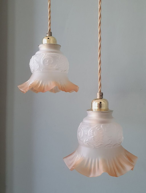 Set di lampade a sospensione antiche in vetro. Forma floreale/a fiore in vetro satinato.