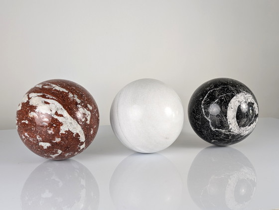 Image 1 of Tavolino da caffè italiano con sfere in marmo bianco, nero e rosso, anni '90