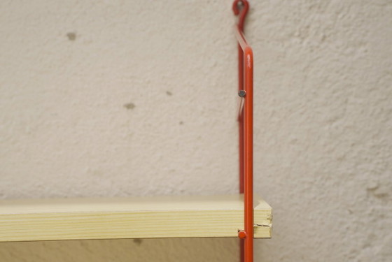 Estantería de pared estilo Tomado String, alambre de metal rojo, chapa de roble, estilo escalera de (photo 14 of 23)