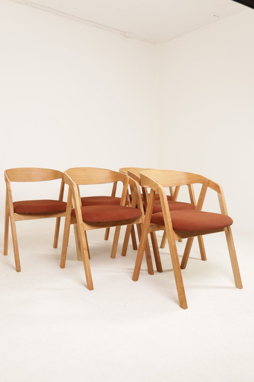 Moderne set van 6 eetkamerstoelen van natuurlijk eikenhout met terracotta bekleding.