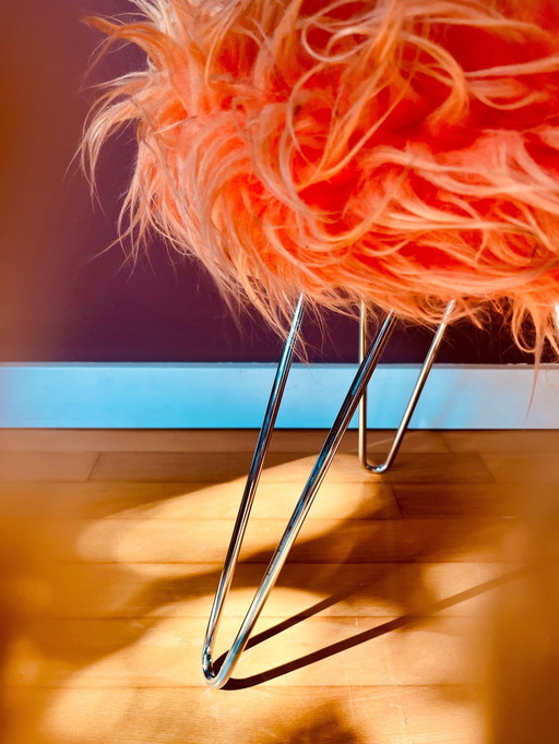 Sgabello a forcina color cremisi soffice