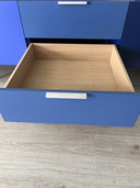 Aparador Pastoe, mueble bajo. Tonos azules.