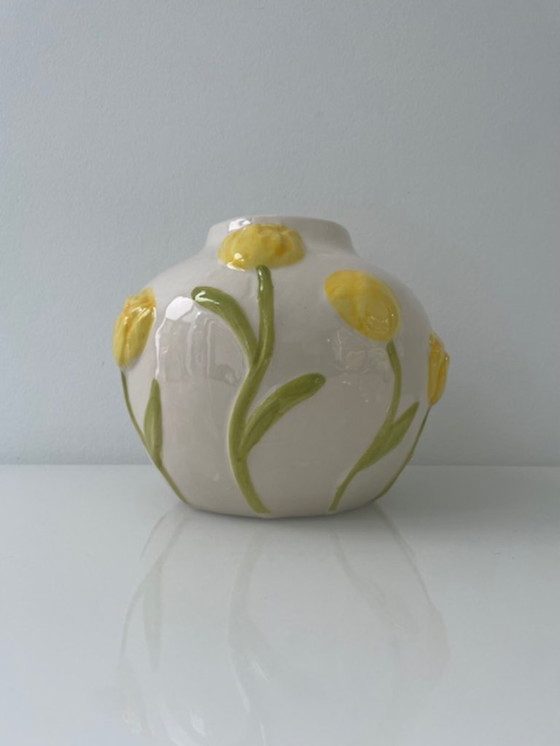 Image 1 of Handbemalte Vase mit Tulpenrelief