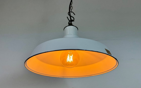 Image 1 of Industriële witte geëmailleerde fabriekshanglamp van Quadrangle Mfg. Co., jaren 60
