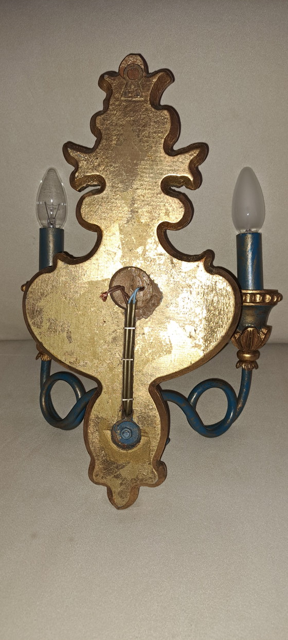 Image 1 of Set van twee vintage Italiaanse Florentijnse wandlampen, goud en turkooizen, van hout, 2 lichtpunten, Hollywood Regency-stijl.