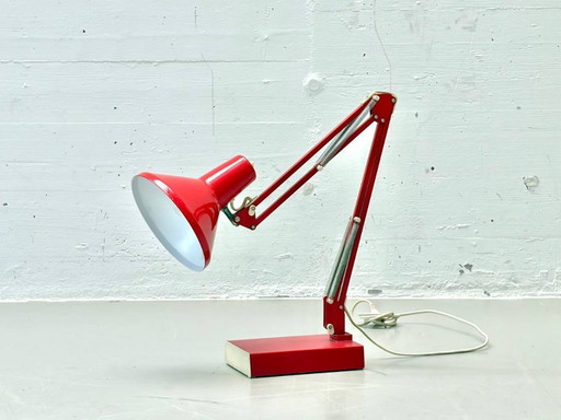 Rode bureaulamp uit het midden van de 20e eeuw, met verstelbare armleuningen.