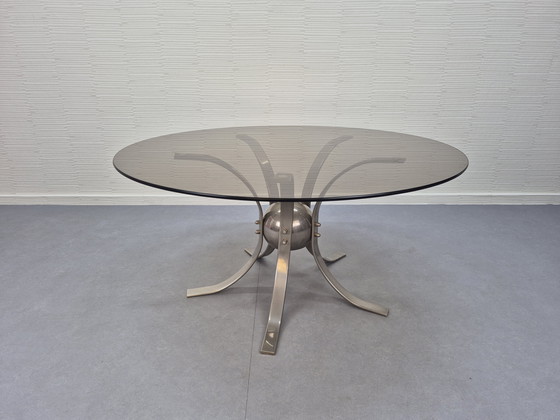 Image 1 of Table basse « Sputnik ». Table vintage en verre fumé avec finitions chromées.