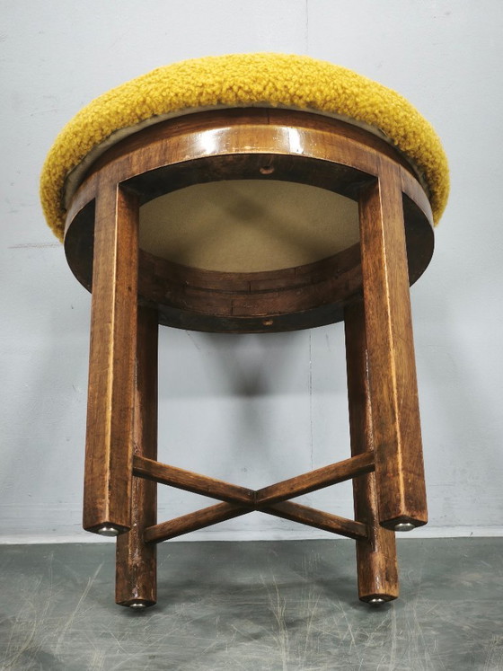 Image 1 of Tsjechische art-deco kruk uit de jaren 30 van beukenhout met bouclé bekleding.