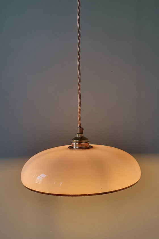 Image 1 of Lampada a sospensione vintage in vetro opalino rosa pastello con finiture dorate.
