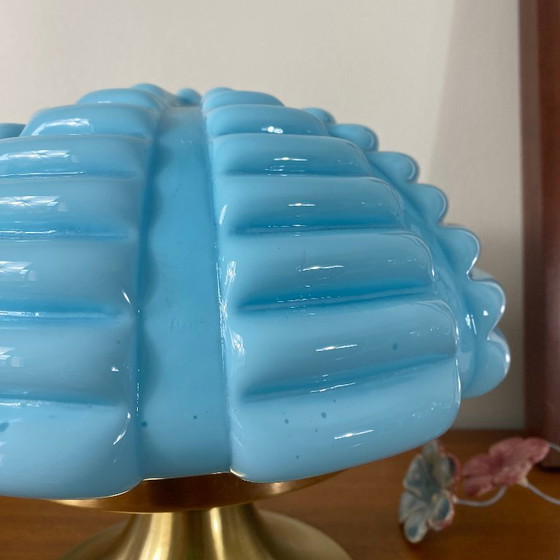 Image 1 of Vintage Art Deco Modernistische lamp van blauw opaalglas en messing.