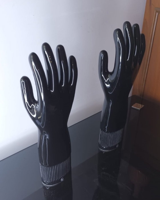 Image 1 of Rare ensemble de 2 moules à gants en porcelaine Pirelli - Art industriel noir du milieu du siècle (1985)