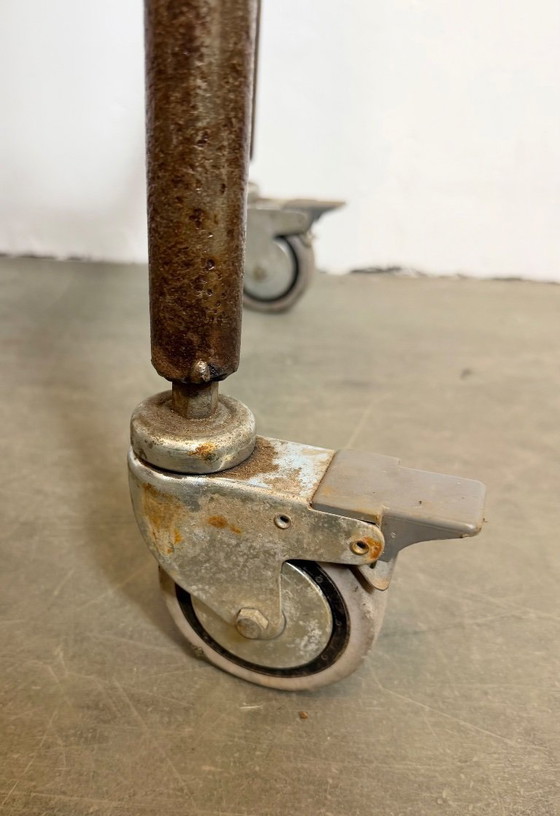 Image 1 of Vintage industriële werktafel op wielen, jaren 60