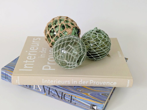 Set di 3 antichi galleggianti da pesca francesi, vetro verde a rete