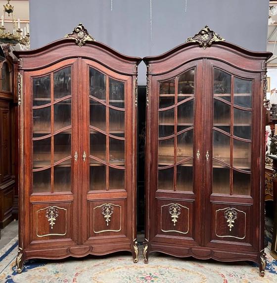 Twee vitrines in Lodewijk XV-stijl. Handgeschilderd in goud, vervaardigd uit massief eikenhout. (photo 2 of 8)
