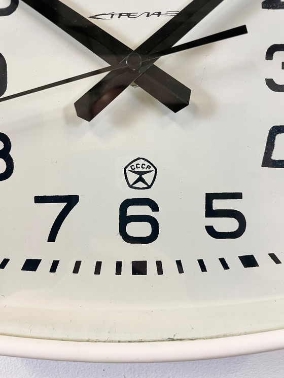 Image 1 of Witte Sovjet industriële bakelieten wandklok van Strela, jaren 70.