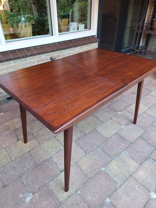 Louis van Teeffelen Milano dining table