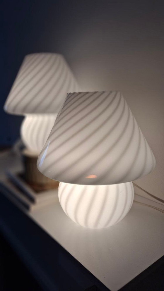 Image 1 of Paire de lampes champignon en verre tourbillonnant de style Murano – Blanc – État neuf