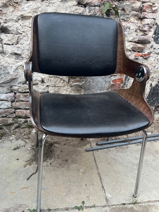 6 Stühle im Retrostil, von denen 4 in erstklassigem Zustand sind