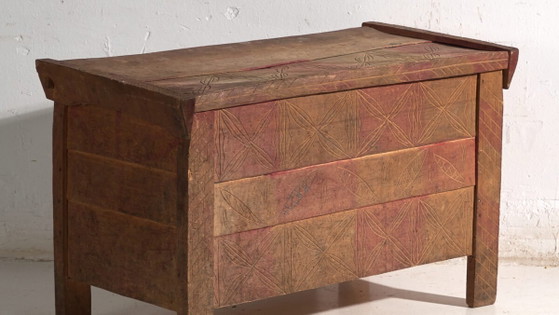 Coffre ancien sculpté en bois de pin – Europe Centrale, circa 1850 – Commodes (photo 3 of 40)