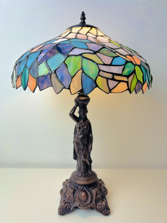 Image 1 of Lampe de table Art Déco style Tiffany, statue de femme