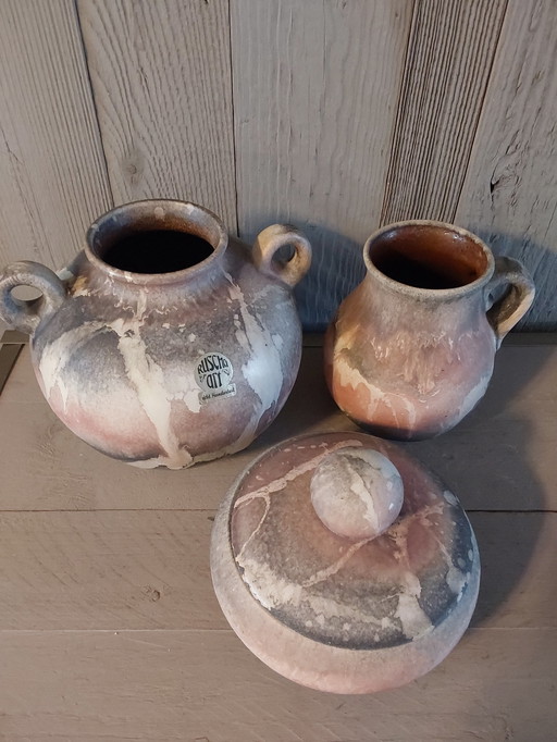 Das Ruscha Art Set besteht aus 2 Krügen und einem Einmachglas mit Deckel.