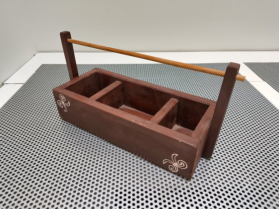 Image 1 of Scatola per il tè in legno con design tribale e maniglia.