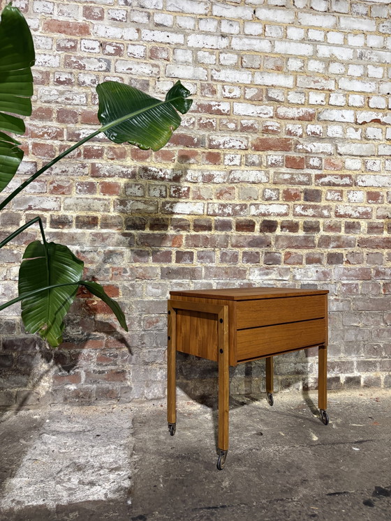 Image 1 of Scandinavische teakhouten naaimachine uit de jaren 60