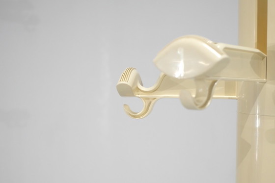 Space Age Coat rack in cream plastic, Anonima Castelli, Creme (photo 8 of 15)
