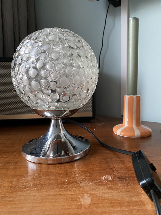 Image 1 of Hermosa lámpara de mesa de estilo espacial con bola de burbuja de vidrio y base cromada.