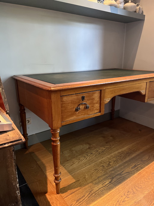 Scrivania con inserto in pelle. 150x85x81 cm, finitura rovere.