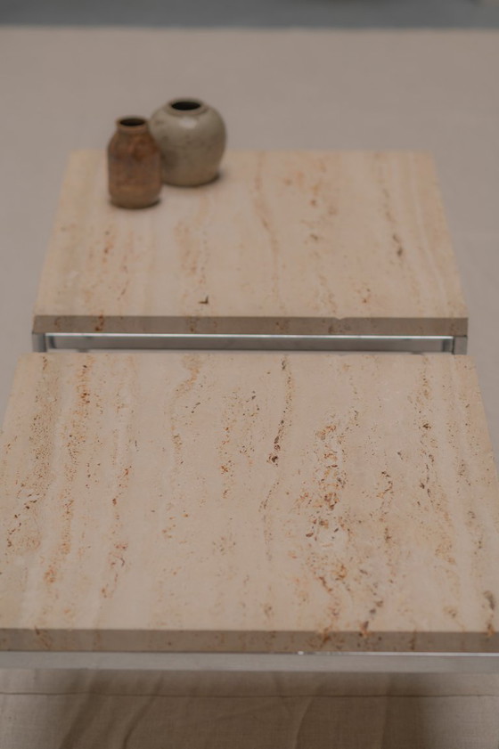 Image 1 of Ensemble de deux tables d'appoint modernistes en travertin et chrome - années 1970