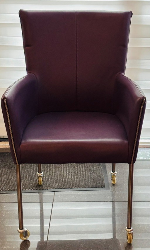 6x chaises design en cuir Lango - Aubergine avec roulettes en acier inoxydable et roulettes souples