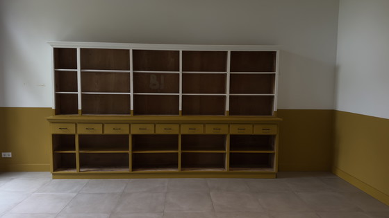 Image 1 of Grande mobiletto per biblioteca in legno massello - Piano e base modulari