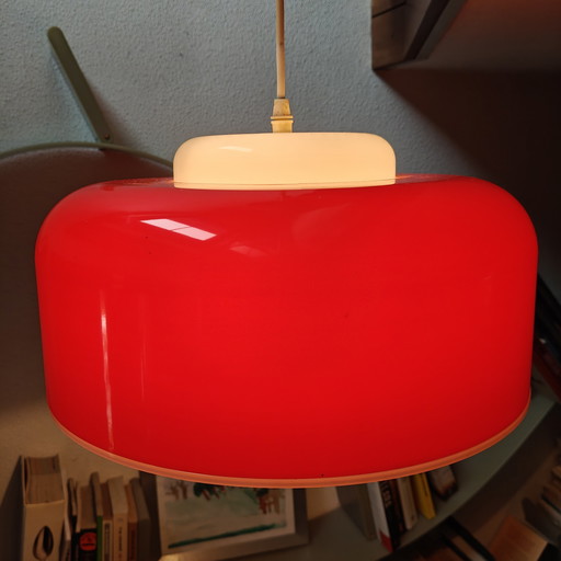 Lampada a sospensione vintage italiana in vetro opalino rosso – design futuristico, anni '70