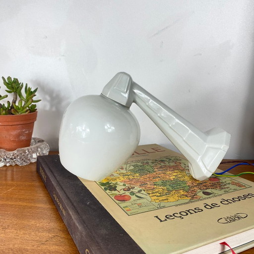 Applique da parete in ceramica a collo di cigno con globo in vetro bianco opalino. – wandlampen