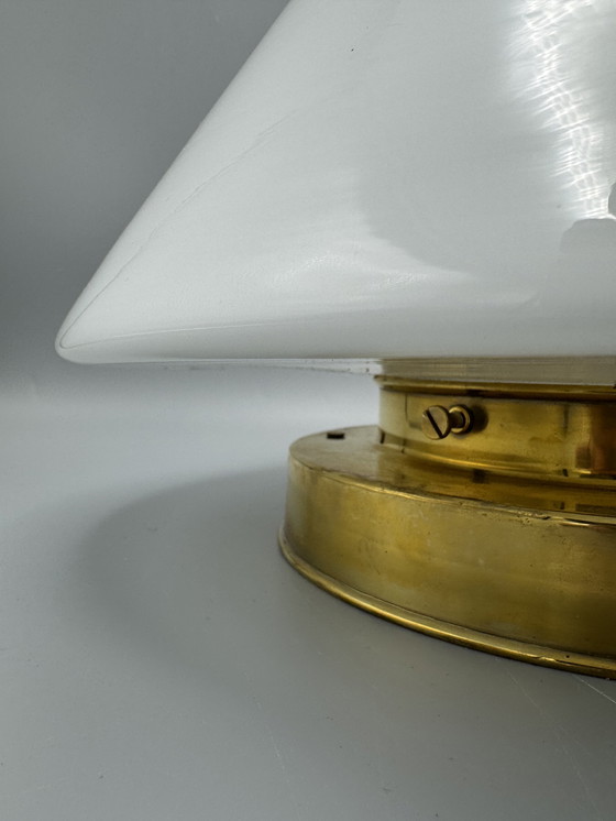 Image 1 of Plafonnier avec abat-jour conique en verre et monture en laiton