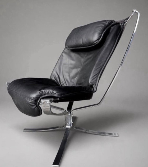 Image 1 of Sigurd Ressell – Falcon fauteuil met hoge rugleuning en voetenbank – Chroom en zwart leer – Noorwegen, ca. 1980