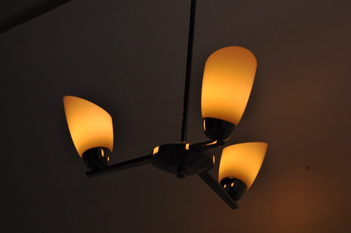 Lampadario vintage a tre bracci in cromo e vetro, anni '50