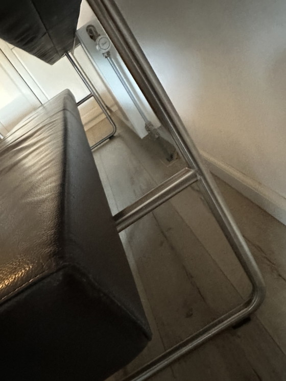 Image 1 of Gipsberger massief notenhouten tafel met 2 leren zitbanken
