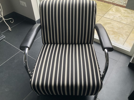 Image 1 of 2 Scylla stoelen van Leolux. 