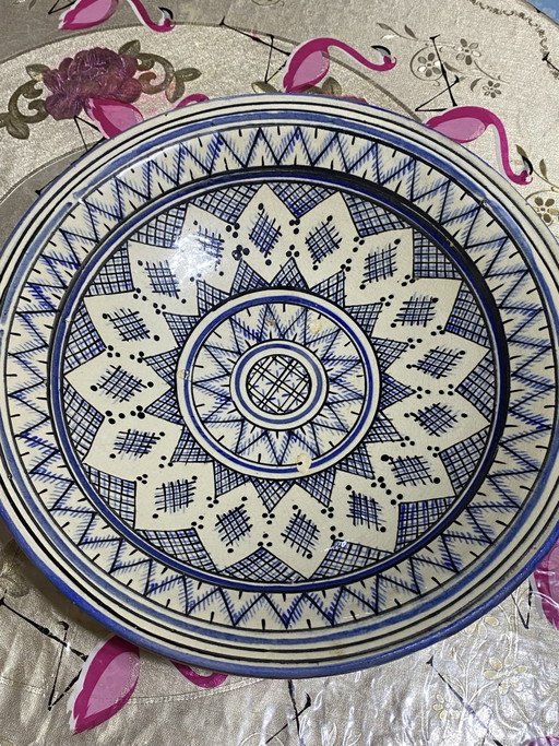 Marokkanische handgeschnitzte Keramikschale, blau-weiße geometrische Muster