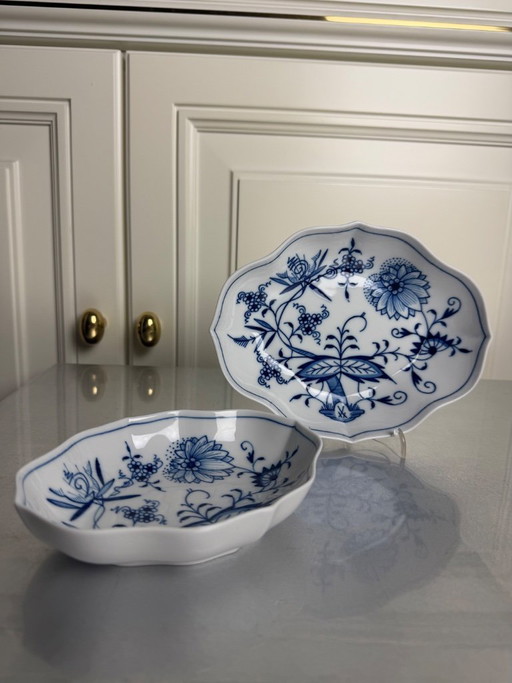 Original Meissen porcelain – 2 serving bowls in the onion pattern – first choice – unique condition