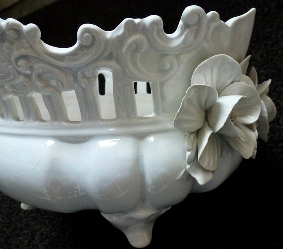 Image 1 of Vintage Jardiniere / Plantenbak Met Prachtige Keramische Bloemen